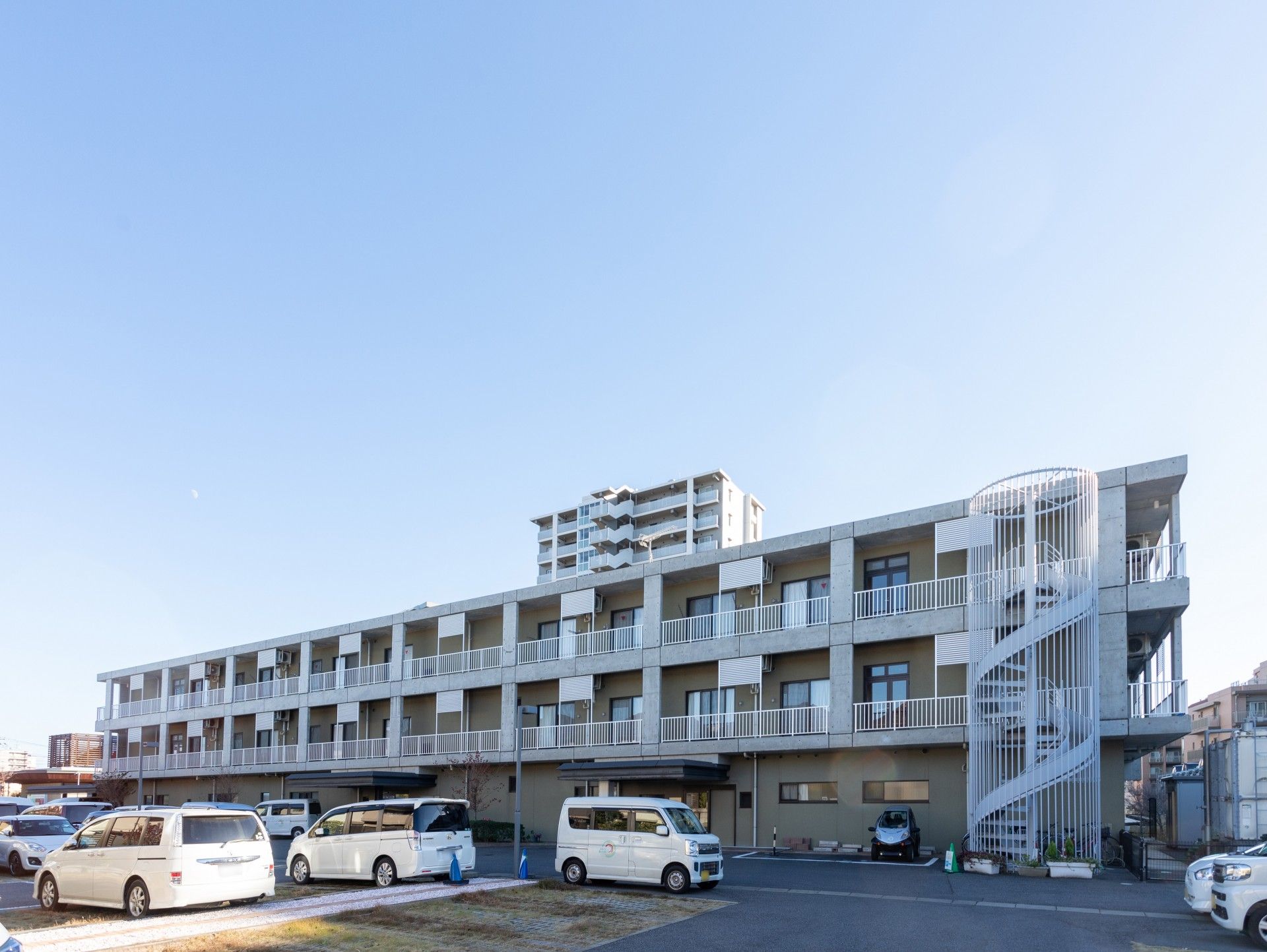 外観の建物と駐車場