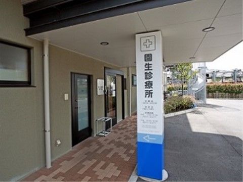 看板が設置された玄関