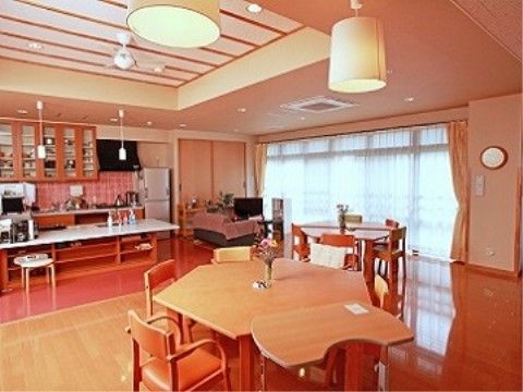 椅子やテーブルが多い共有スペース