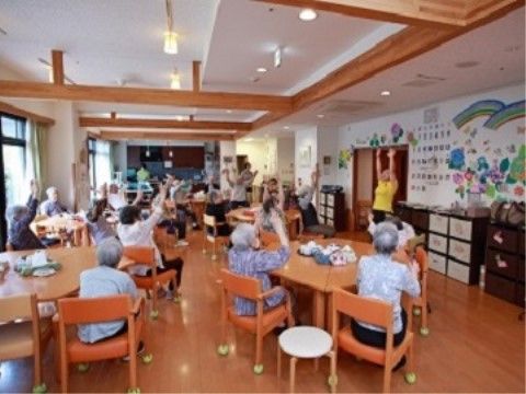 多くの椅子やテーブルが設置された共有スペース