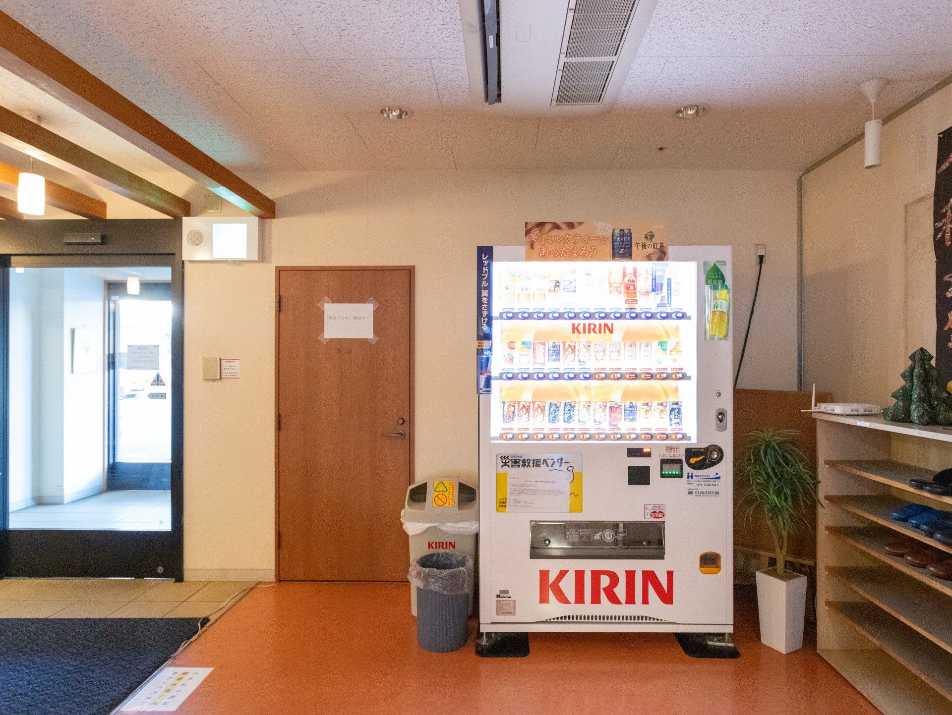自動販売機のあるエントランス