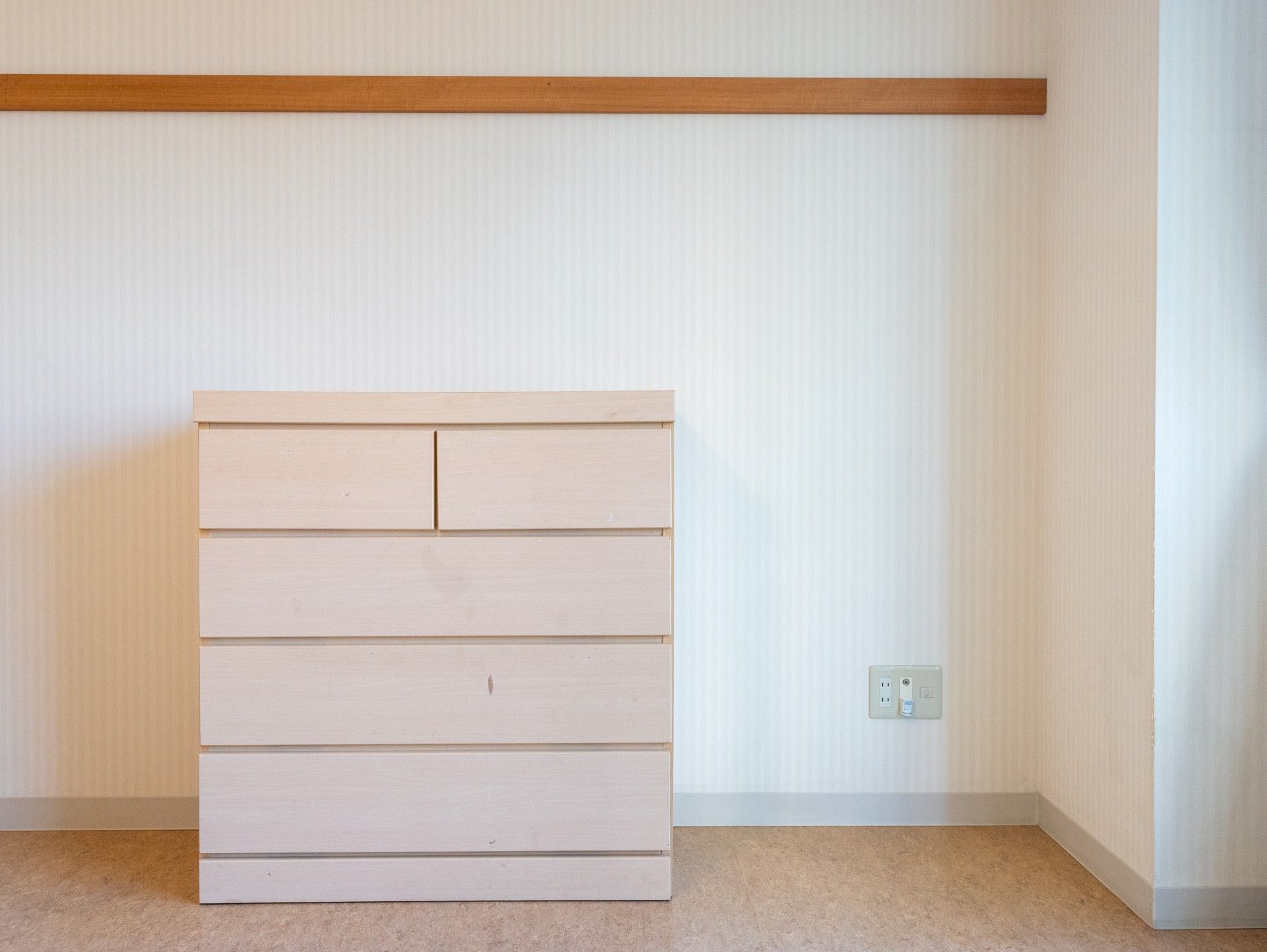 シンプルな収納家具の部屋