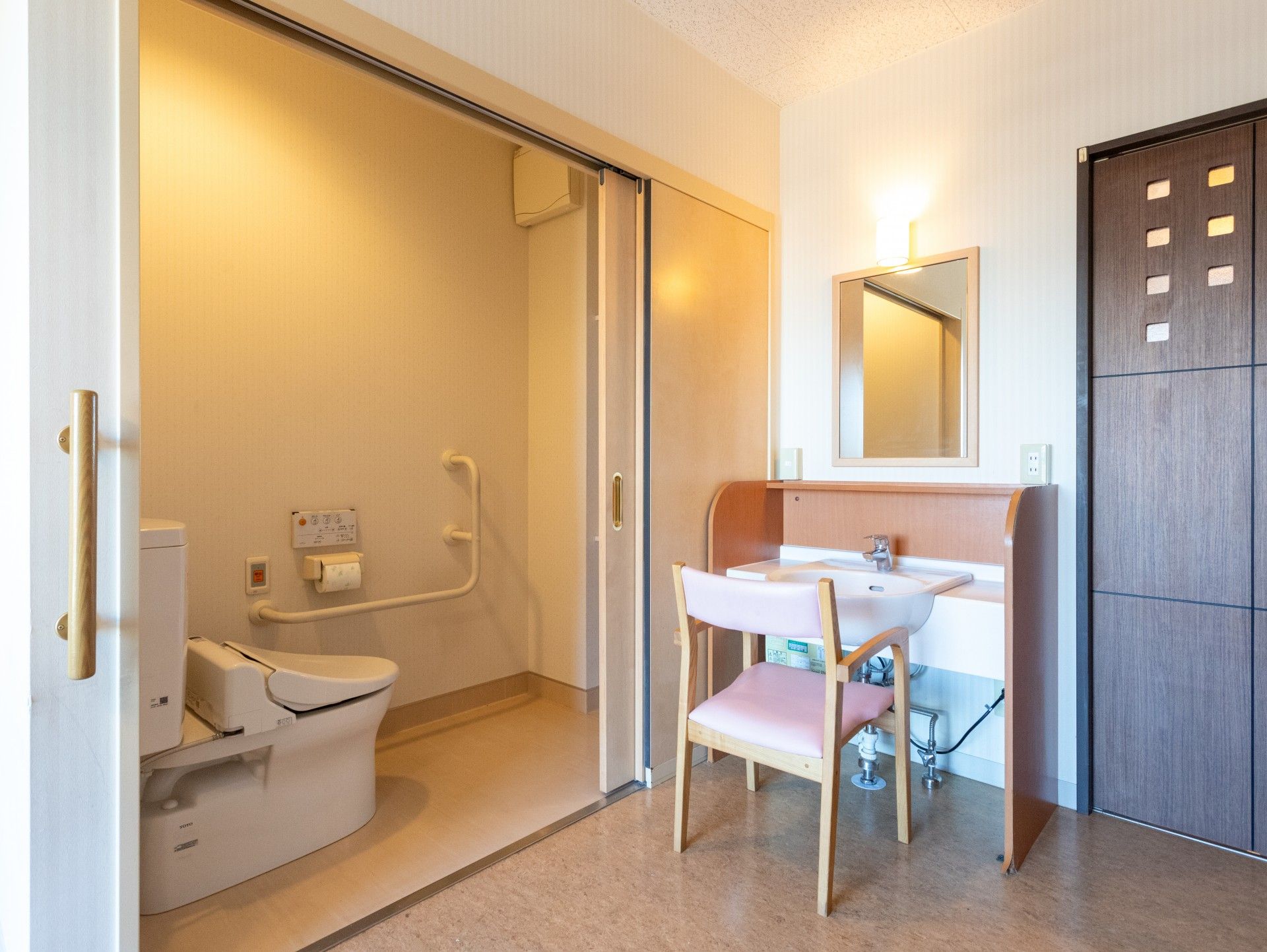 手すり付きのトイレと洗面台