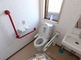介護施設の明るいトイレの様子
