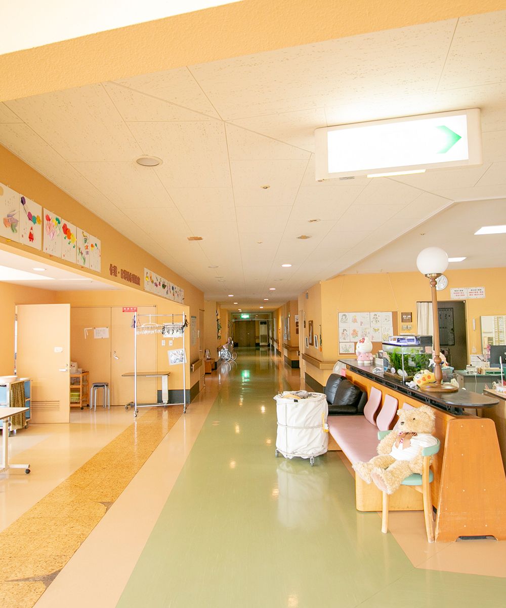 明るい廊下の風景