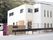 施設は鉄筋コンクリート造の２階建ての建物である。敷地の正門横には、施設名が記されたえんじ色の看板が設置されている。