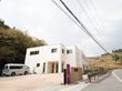 建物前に広い駐車スペースを設けた２階建て施設である。敷地に沿ってフェンスが設置されており、周囲は豊かな自然に囲まれている。