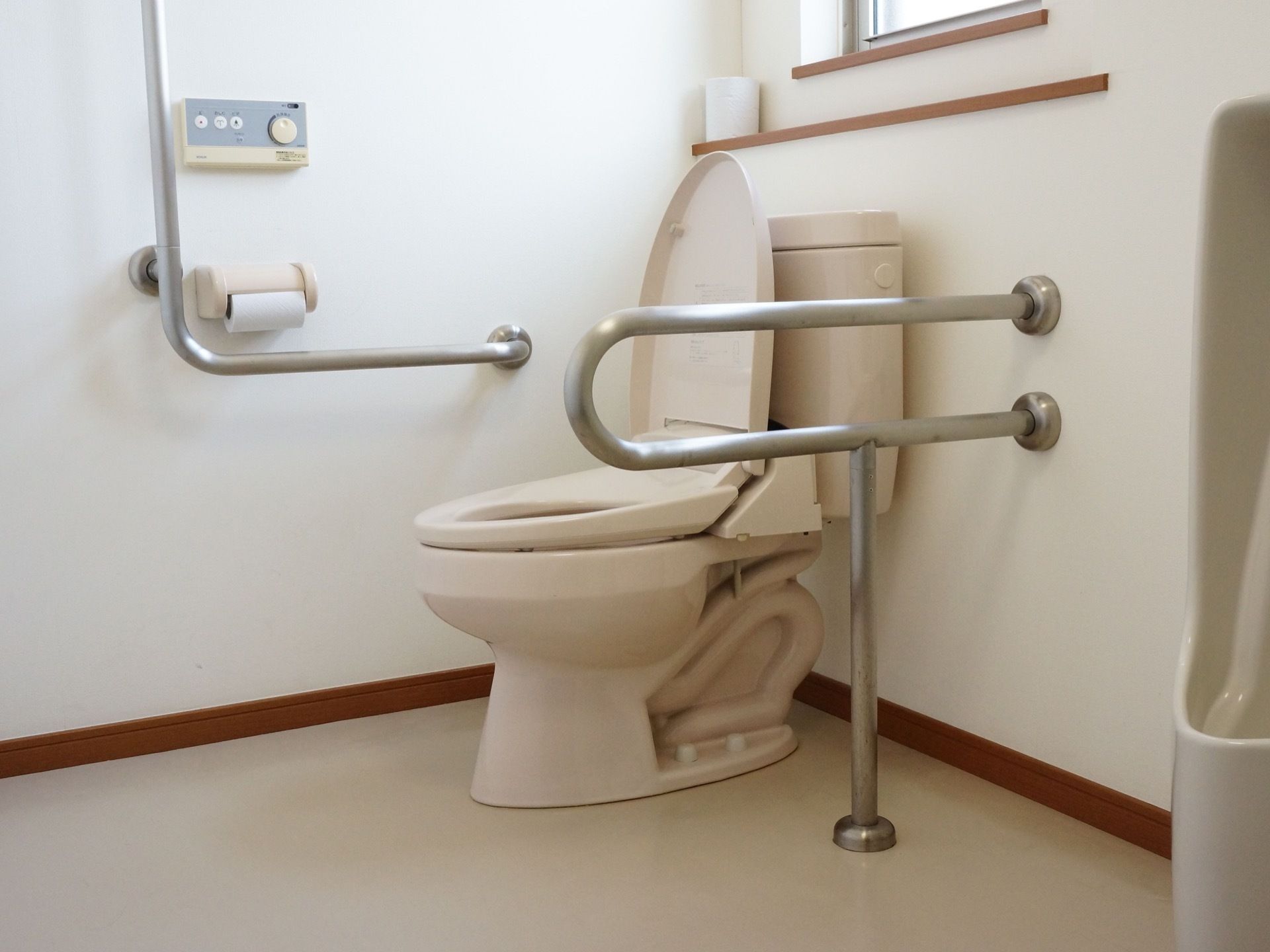 トイレには洋式便座と男性用があり広いスペースになっている。便座の両側には手すりがあり、立ち上がるときの補助になっている。