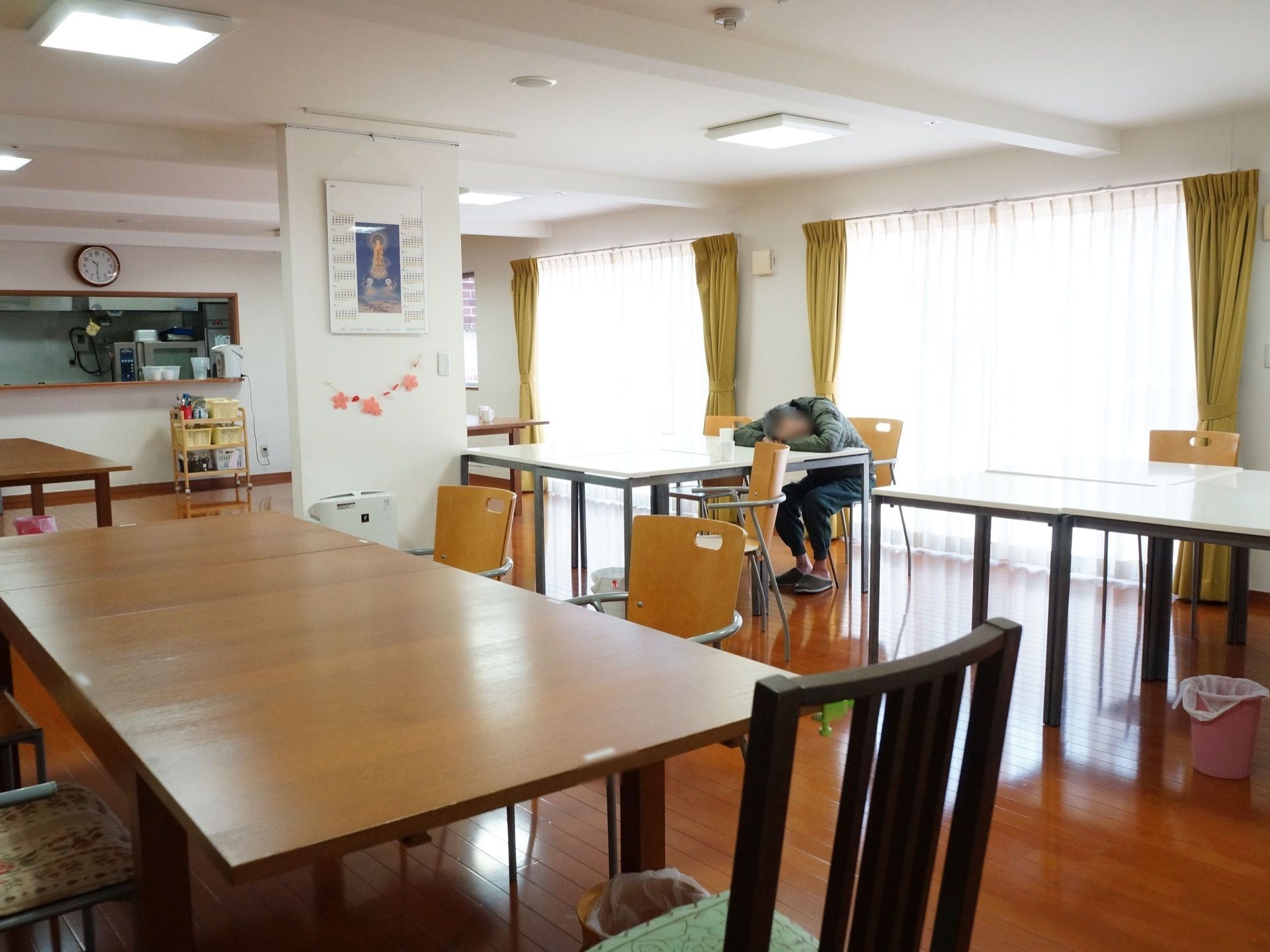 大きな窓からは陽が良く差し込んでいる。多目的ホールの横にはキッチンがあり、カウンター式の窓口から中の様子が見える。