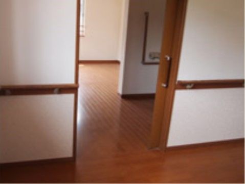 部屋の入り口は引き戸になっていて簡単に開閉できる。廊下との段差もなくフラットなので安全に出入りが行える。