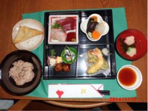 刺身や天ぷら、赤飯やお吸い物の付いた和食の一例