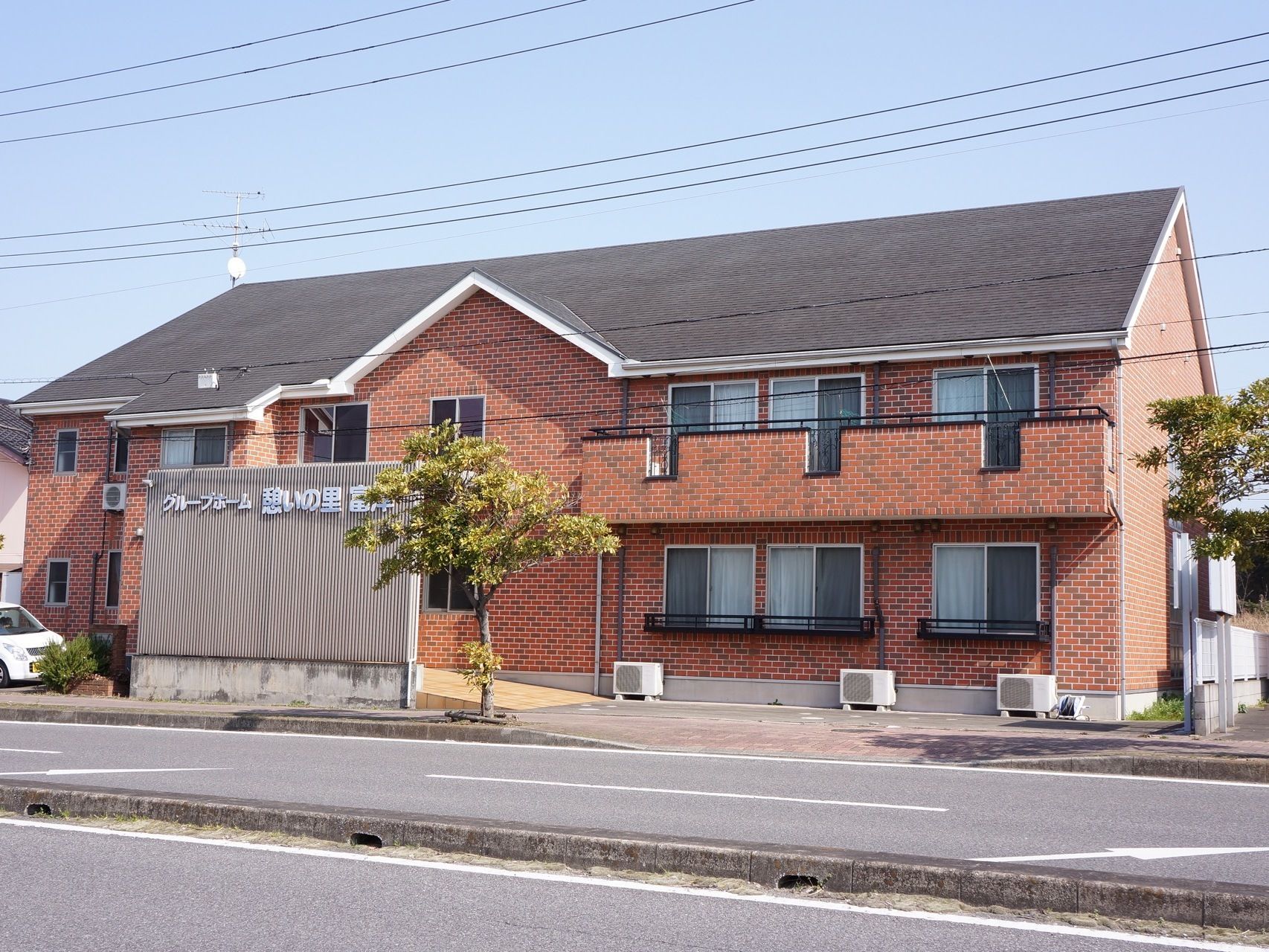 ２階建ての施設である。建物前に駐車スペースが設けられている。エントランスには、スロープが設置されている。