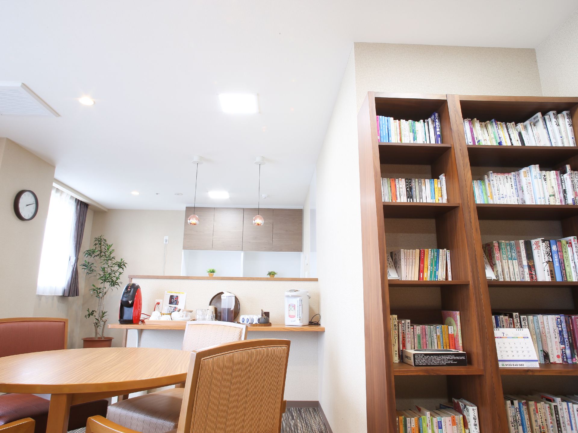 文庫本などの本を置いた図書コーナーがある。横にはお茶やコーヒーを飲みながら読書が楽しめるテーブルと椅子がある。
