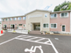 介護施設の外観と駐車場