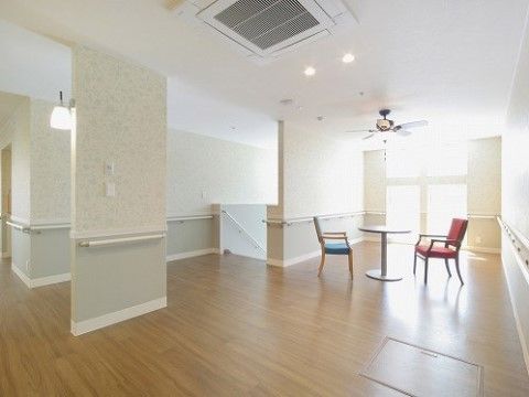 椅子２脚とミニテーブルが設置された階段横にある歓談スペース