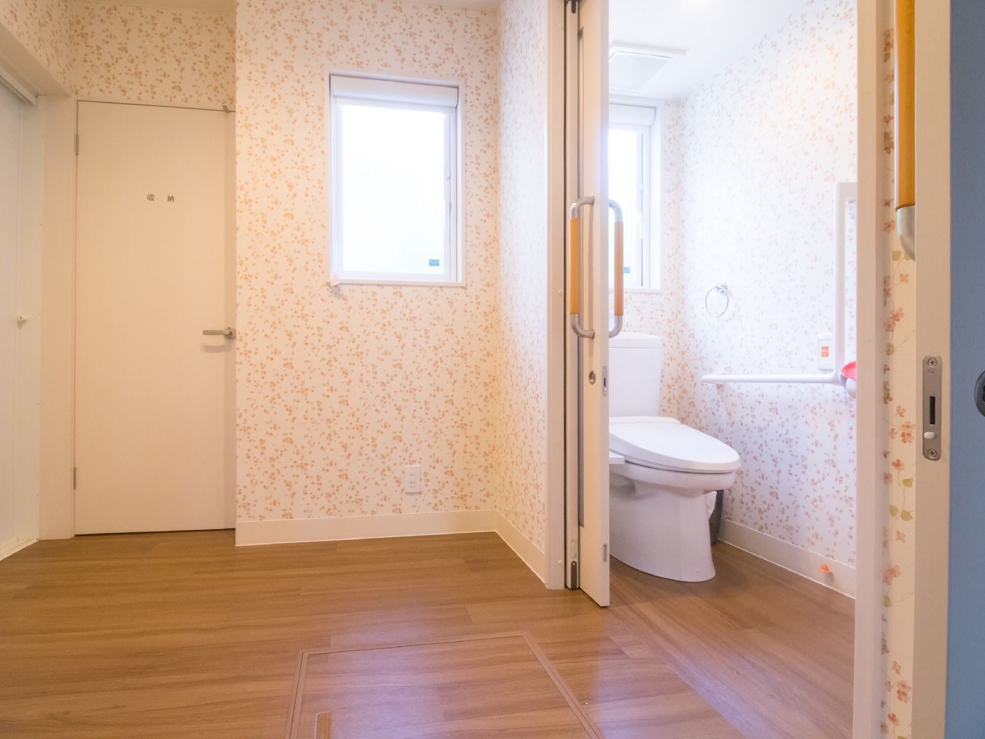 脱衣スペースの隣にトイレがある。大きな引き戸式の扉になっていて安全に開閉ができる。窓があるので、明るい空間になっている。