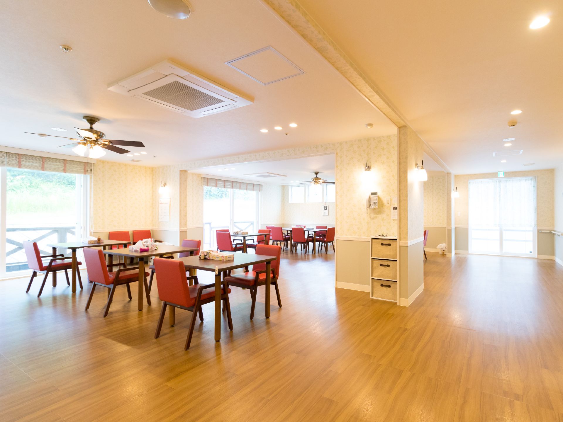 広々としたフローリングの部屋に、テーブルと椅子が置かれて様々なことを行うことができる。ひじ掛け付きのイスで、ゆったり座ることができる。