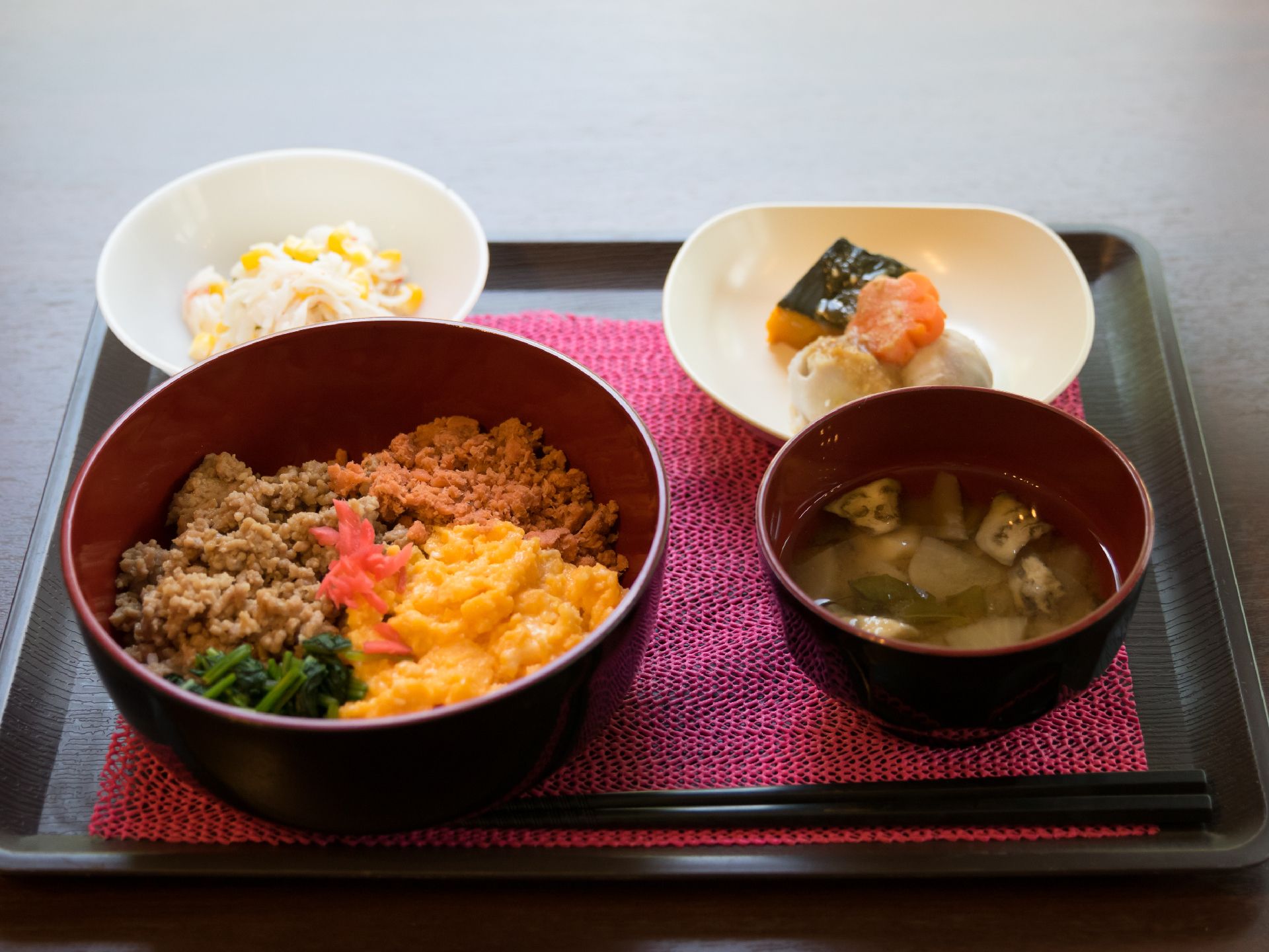彩り華やかなどんぶりや煮物など栄養バランスが考えられた献立になっており、手作りされた食事を摂ることができる。
