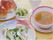 彩り豊かな食事の様子