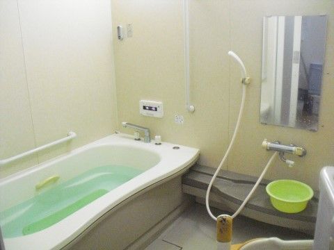 浴室は清掃が行き届いたきれいなスペースである。ゆったりとお湯に浸かってリラックスすることができ、浴槽内に手すりを設置しているので安全である。