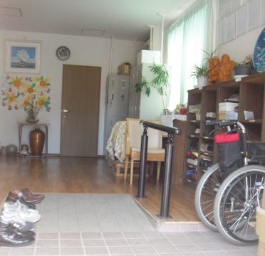 玄関は段差がなく、車椅子をご利用の方も安全に施設内に移動することができる。手すりが設置されており安心である。