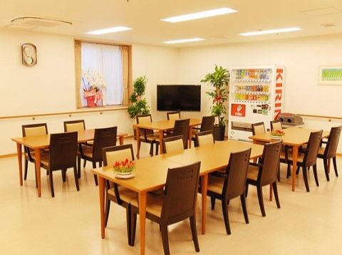 リビングにはテーブルが複数置いてある。共用のテレビもある。また自動販売機が設置してあるため、好きな飲料が購入できる。
