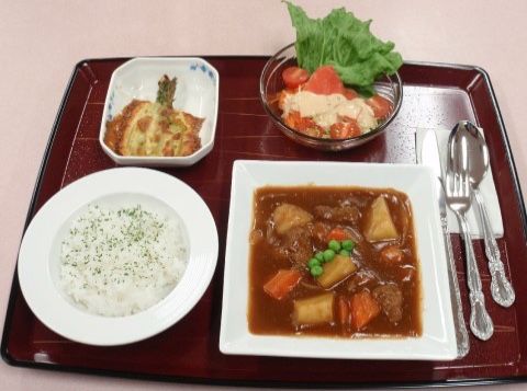 ビーフシチュー・小鉢・サラダ・ライスの豪華な洋食膳
