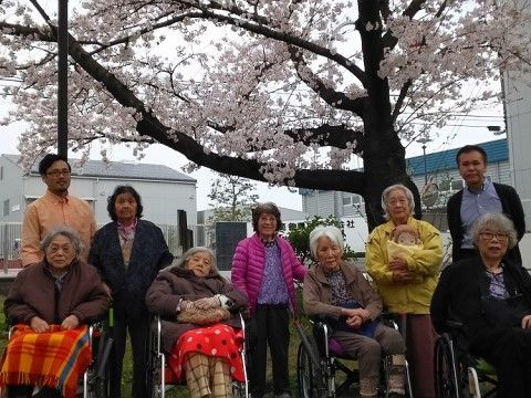 お花見イベントを楽しむ居住者様の様子を撮影した写真