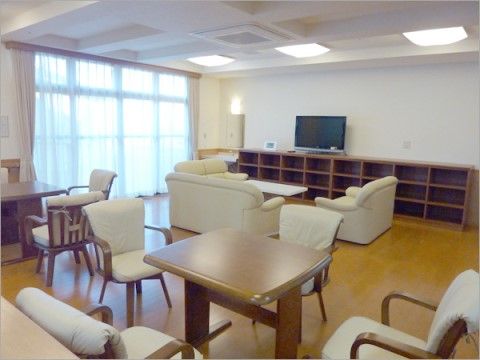 椅子やソファが多く用意されており、その時に応じて席を選ぶことができる。入居者様同士でゆっくりと過ごすことが可能である。