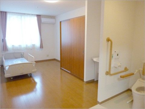 居室には介護用のベッドが用意されており、ベッド柵や電動でのギャッジアップが可能である。トイレまで一直線で行くことができる。