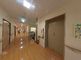明るく広々とした廊下
