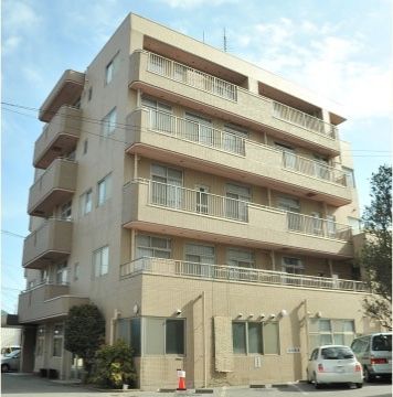 施設はベージュ色の外装の、５階建ての建物である。２階以上には日当たりの良いベランダがある。駐車場が設けられている。
