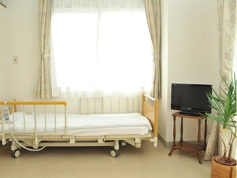 白色基調とした清潔感のある居室である。大きな窓があり、明るい雰囲気となっている。介護ベッドが置いてある。