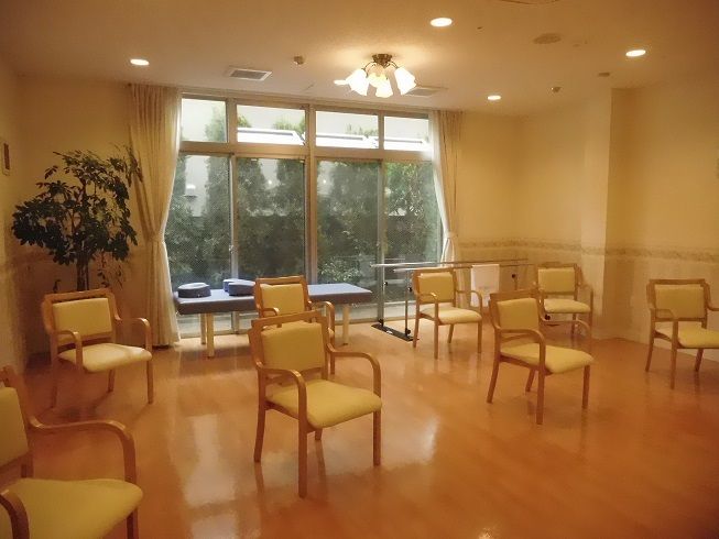 床や調度品に木材が使用され、暖色の照明に照らされおり、落ち着いた雰囲気となっている。奥には大きな窓がある。