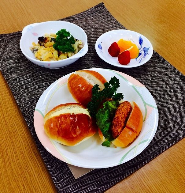 マカロニグラタンとフルーツのデザートが付いた総菜パンのセット
