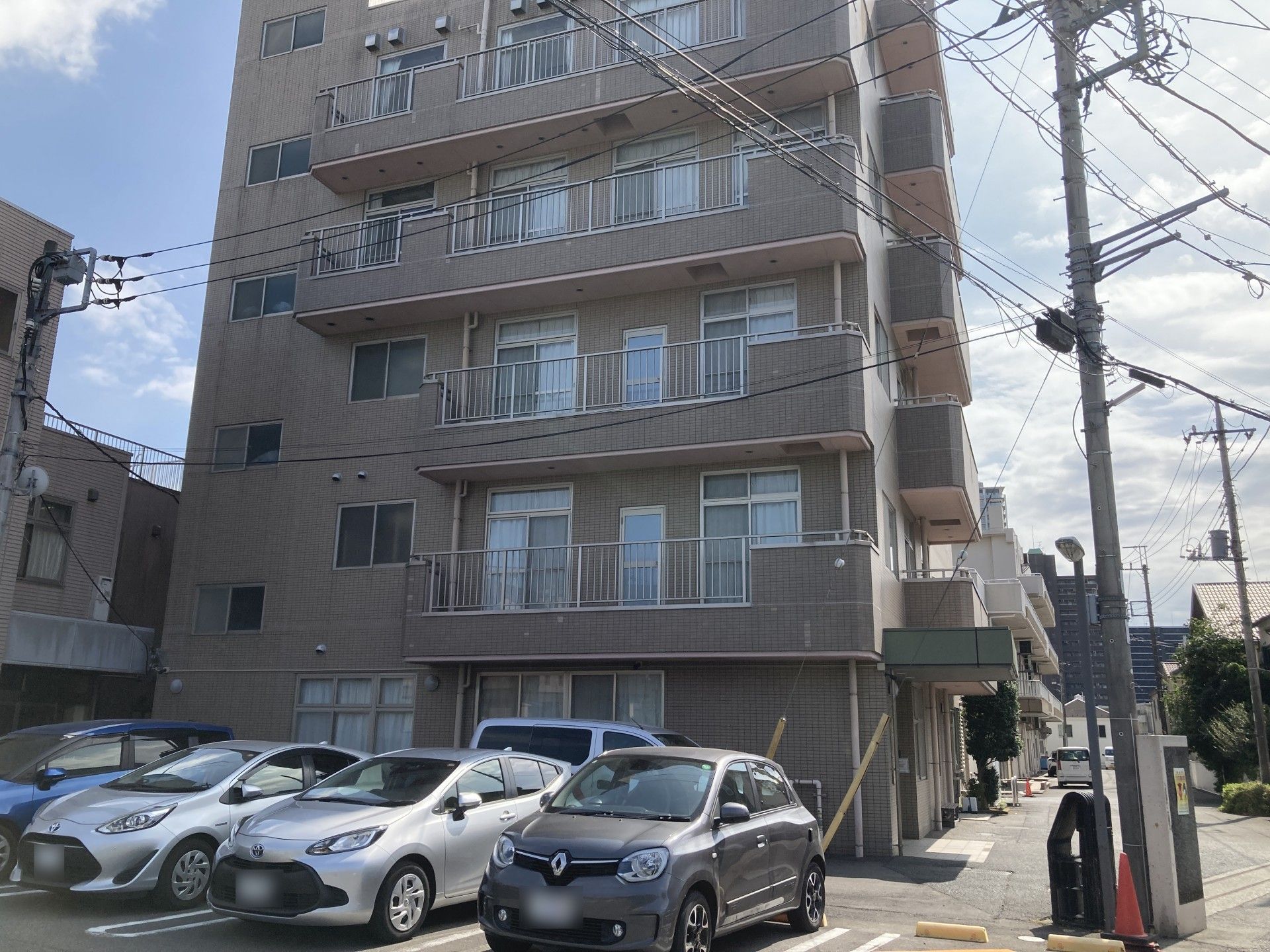 建物の外観と駐車場