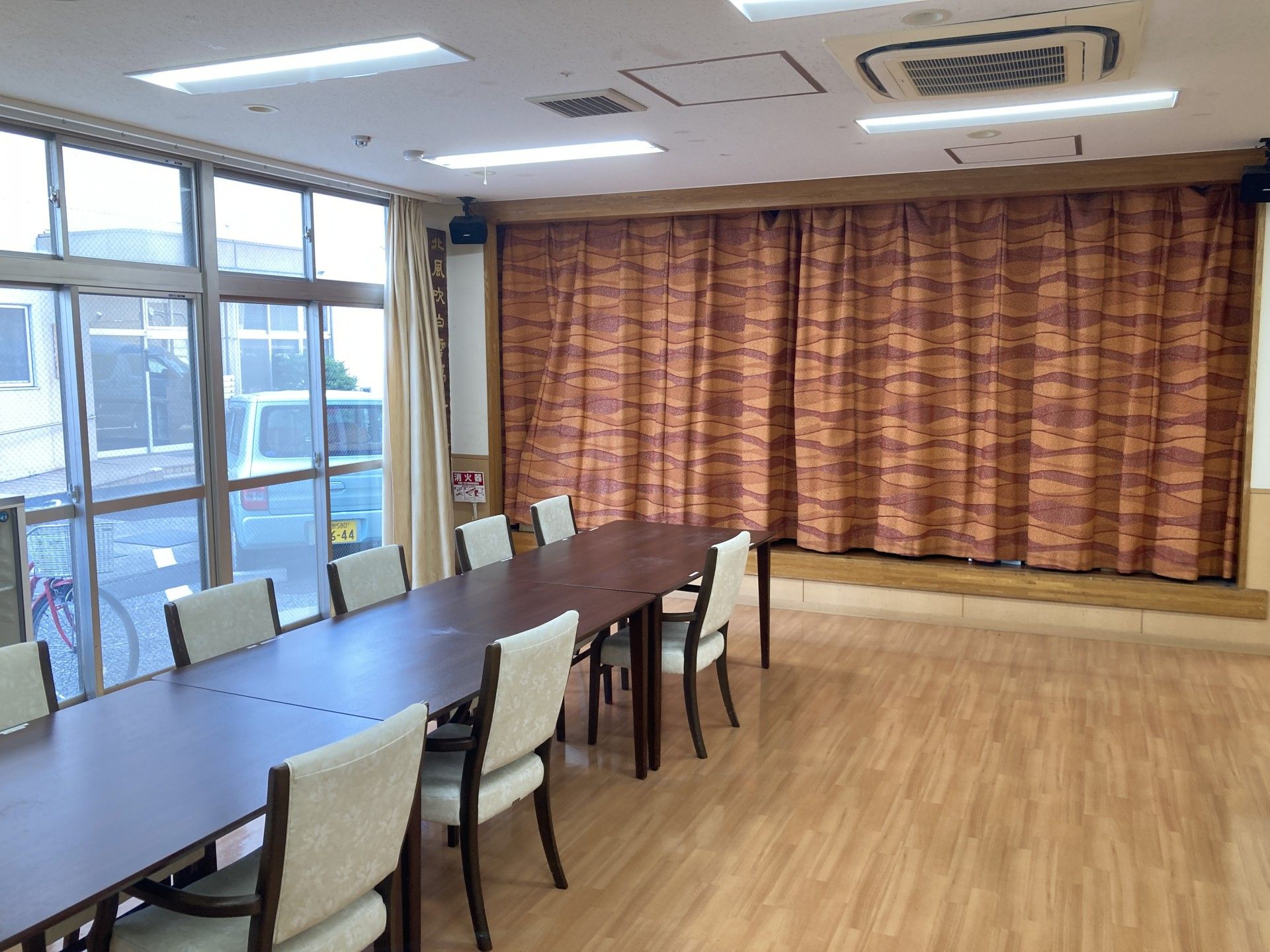 大きな窓のある部屋