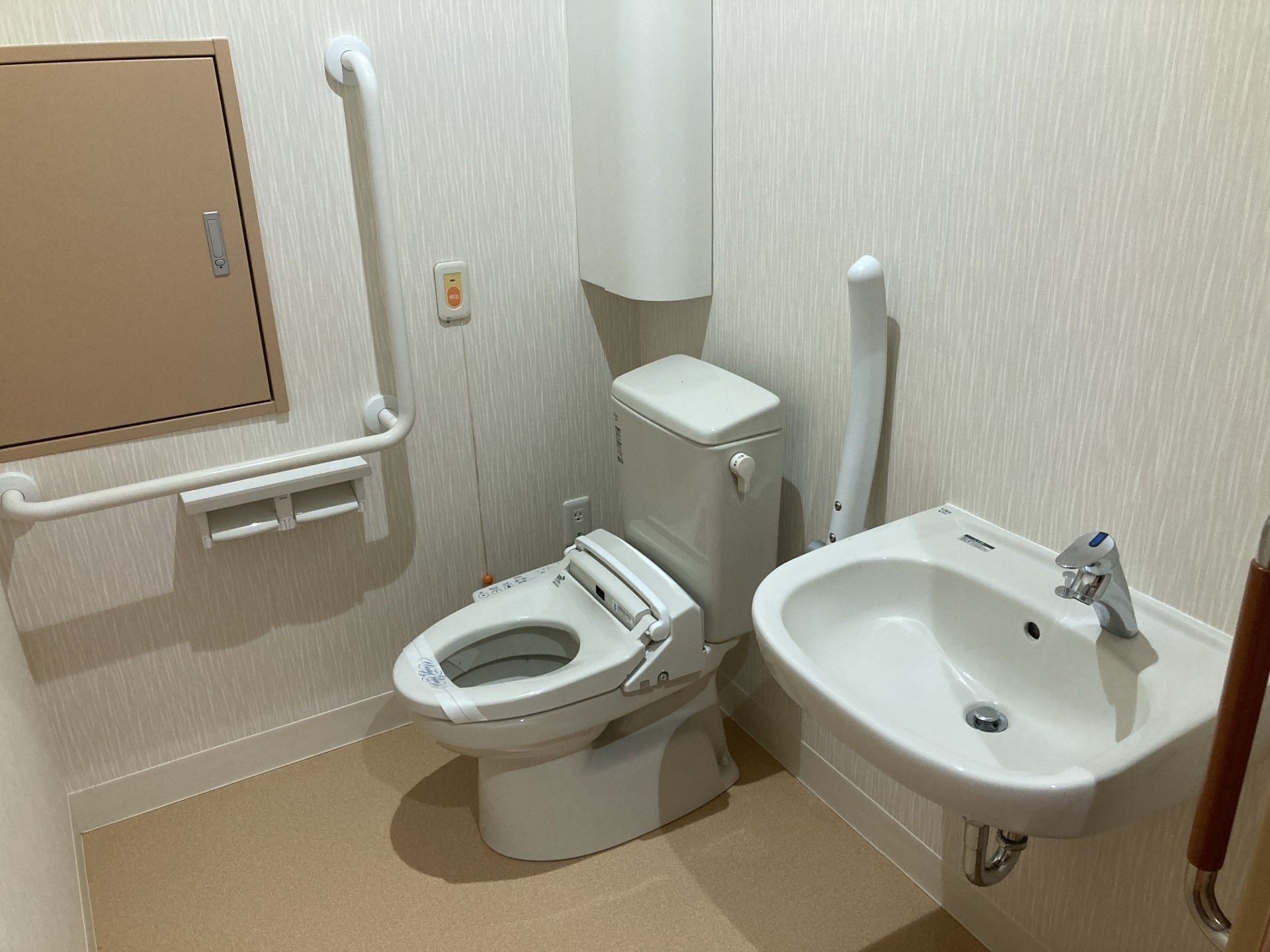 手すり付きのトイレ