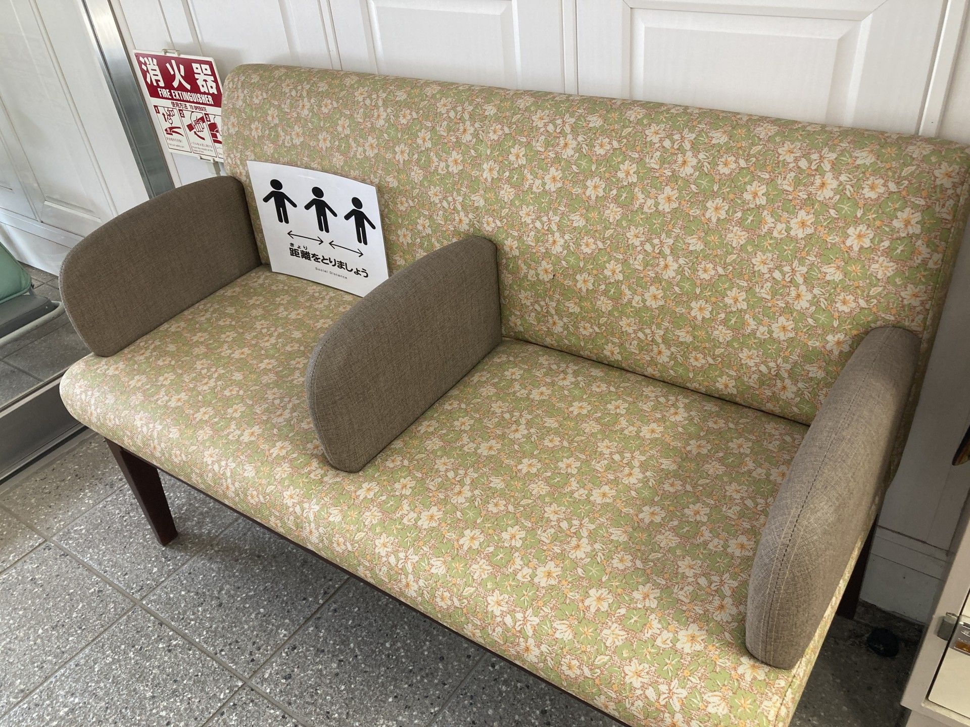 花柄のソファと注意書き