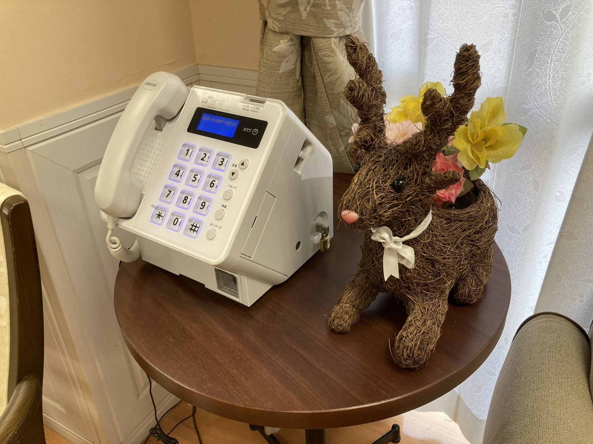 電話と飾りの置かれた机