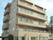 ベージュを基調とした５階建ての施設である。２階以上にはベランダが設置してあり、日当たりが良い。平面駐車場も備えている。