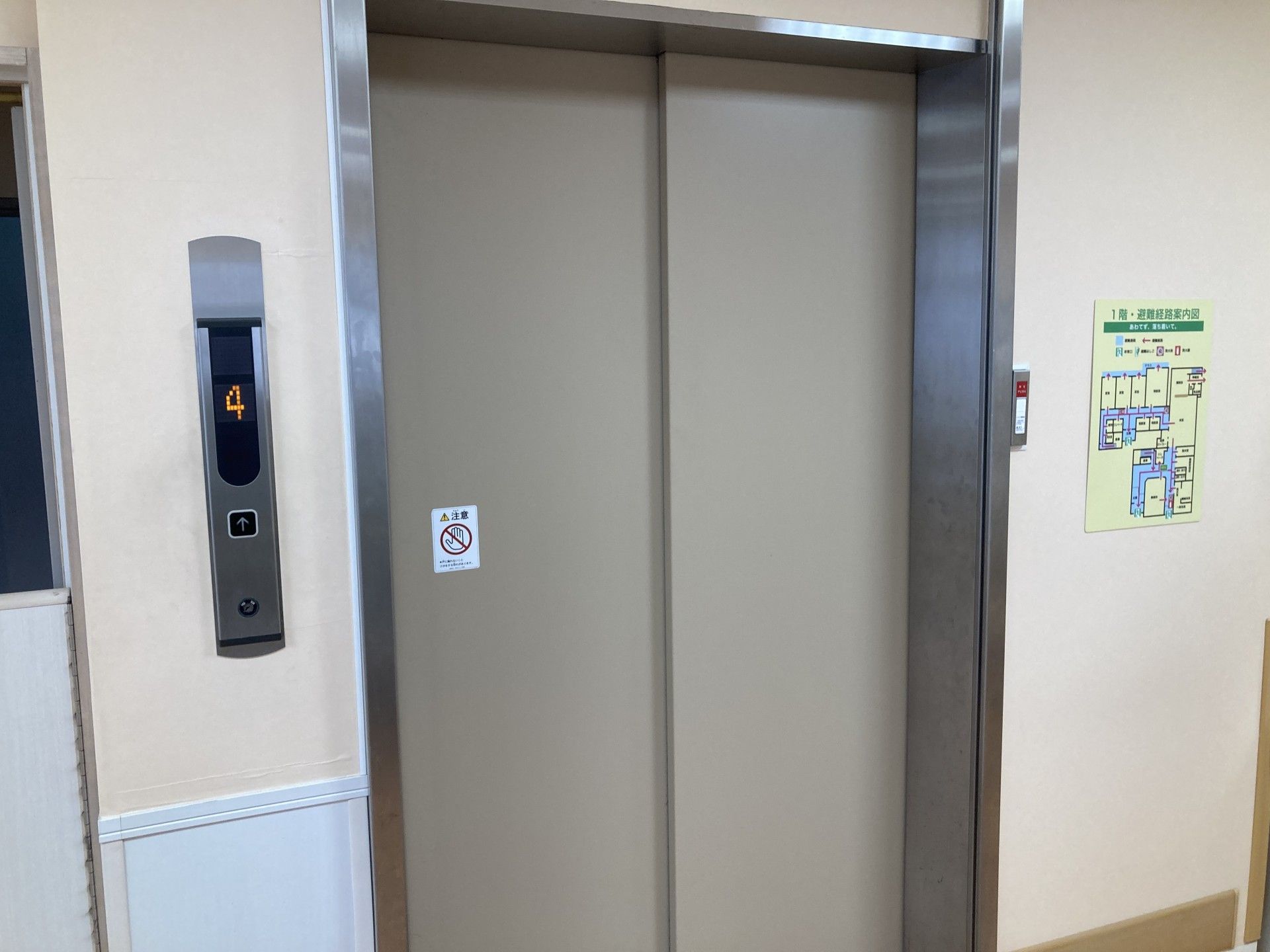 エレベーターの前