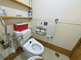 介護施設の明るいトイレ設備
