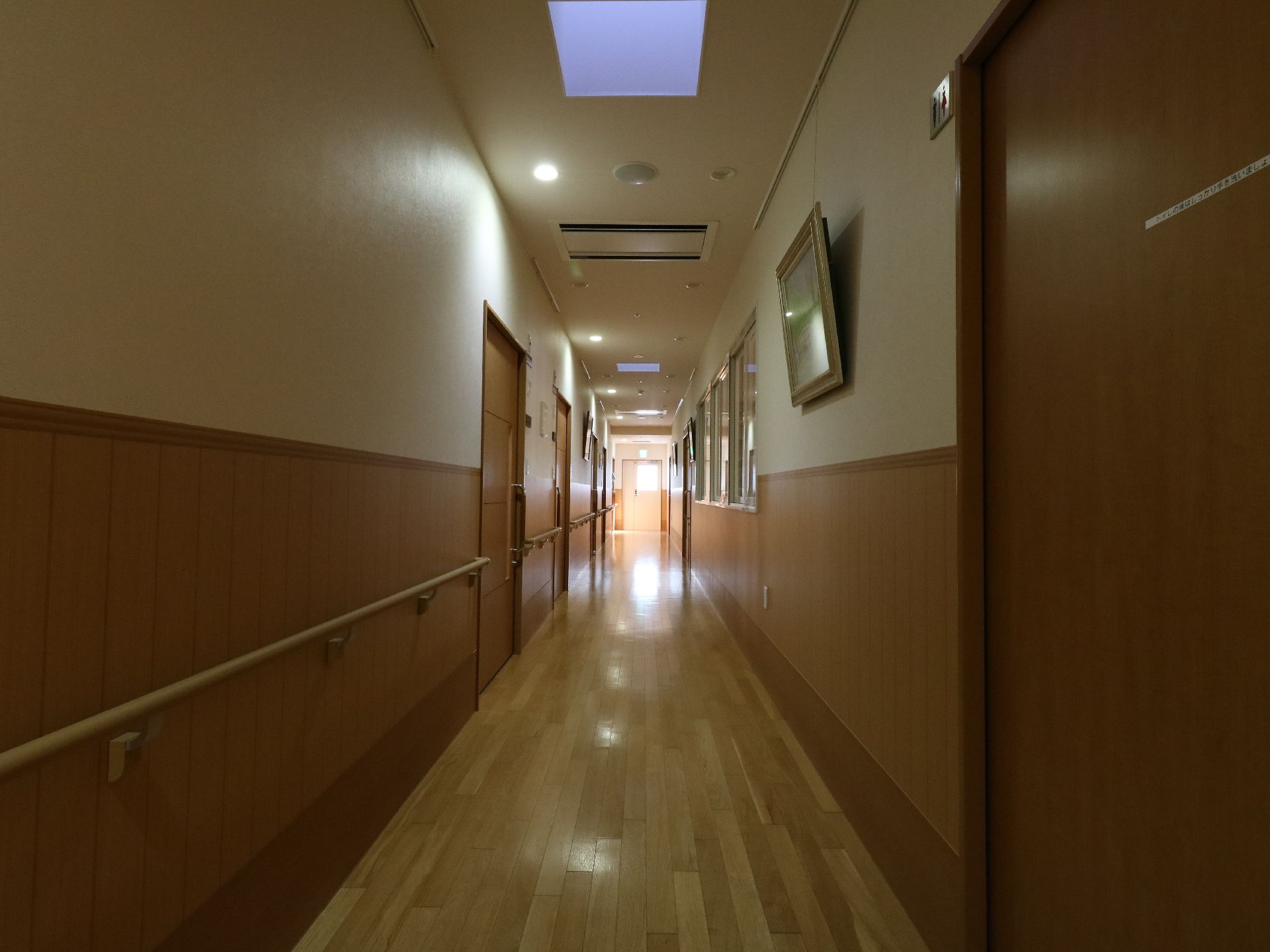廊下には手すりが設置してあり足腰に不安のある方にも配慮されている。各ドアはスライド式で開閉しやすくなっている。