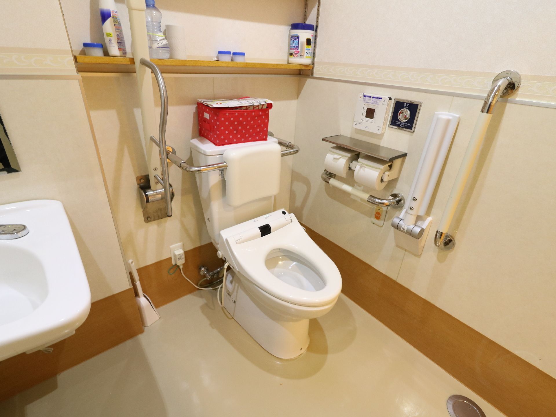 手すり・背もたれがついていて一人でのトイレ利用の負担を軽減している。呼び出しボタンがあり介助を呼ぶことも可能。