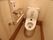 手すりのついたトイレで足腰の負担を軽減している。呼び出しボタンもついているので介助が必要な場合などに利用できる。