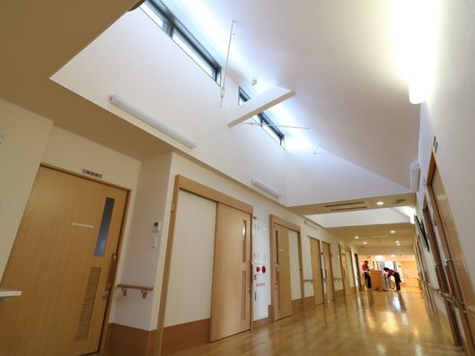 天井の高い廊下