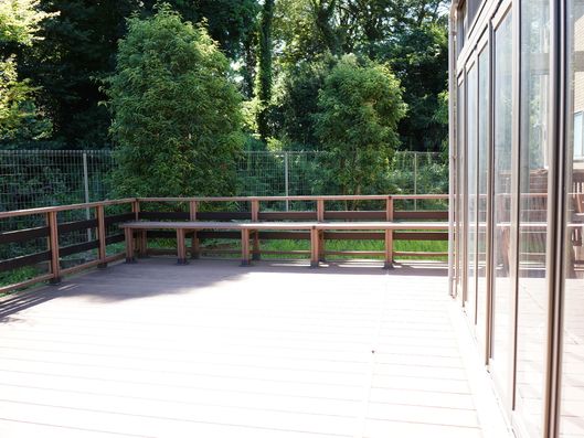 日当たりの良いウッドデッキ