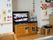 テレビ、テレビ台が配置されている。CDやプレイヤーがある。折り紙で作られた作品などが飾られている。足のマッサージ機がある。
