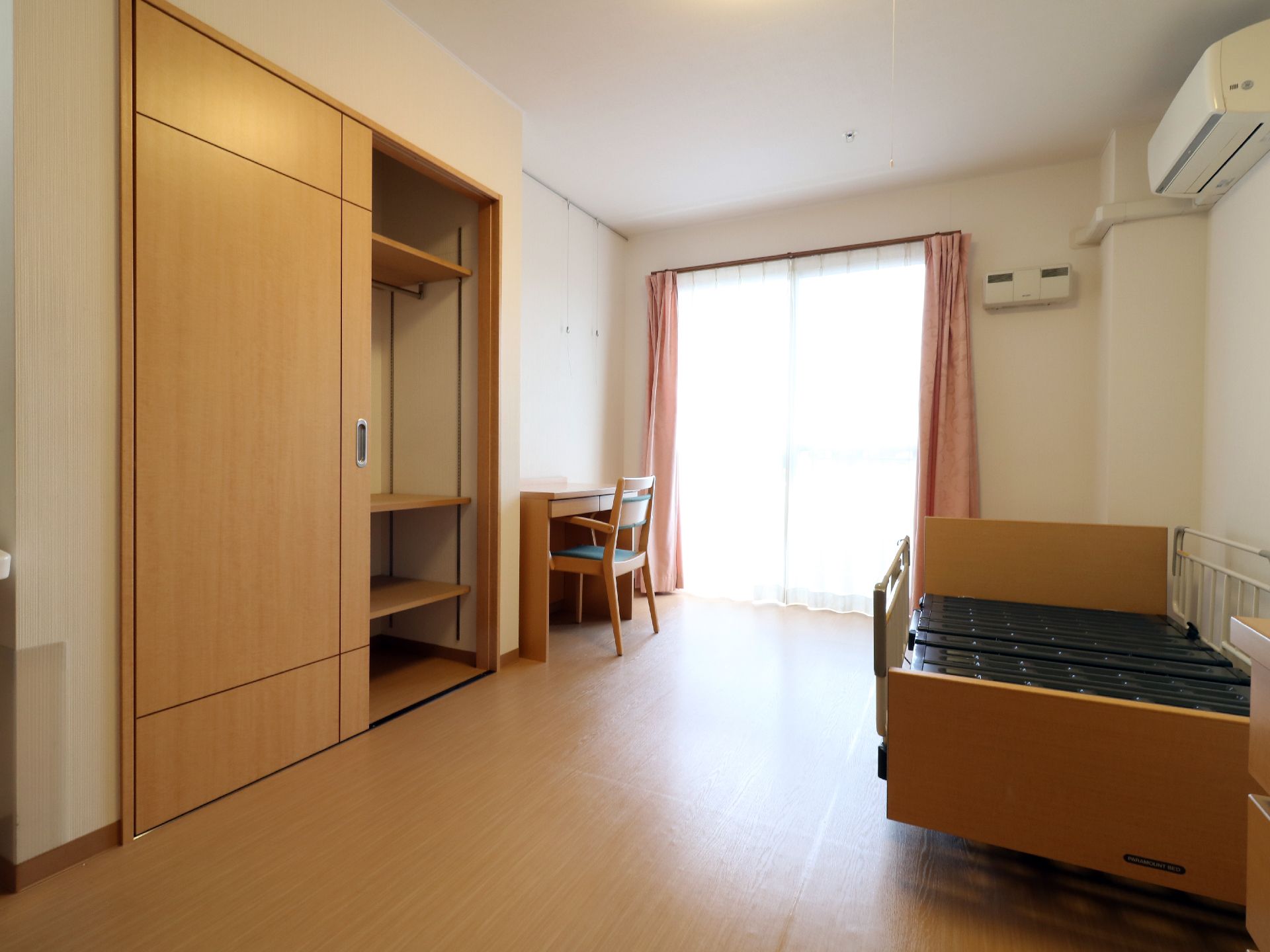 デスクがついている居室。ベランダもついている。